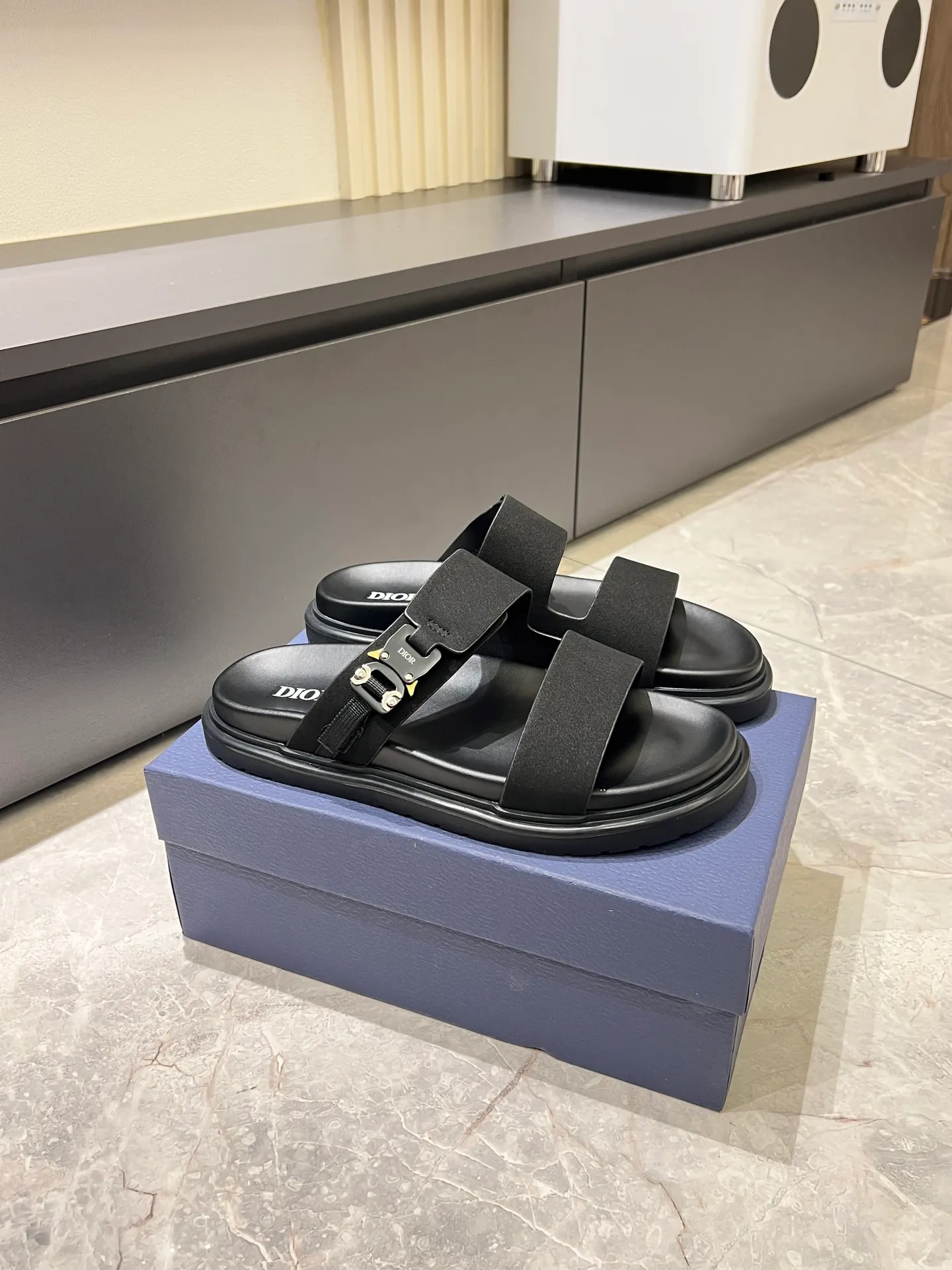 Men's Men's Shoes 💰p320 Dio* Men's Sandals Slippers. Showcasing Dior haute couture design. The Dior gray suede strap is accented with an aluminum Dior buckle for added style. Paired with a comfortable tonal notch sole, they pair easily with shorts or jeans for a sophisticated look. Main body: suede cow leather, technical fabric lining: cow leather, with adjustable straps, aluminum Dior buckle, Dior gray EVA insole, tonal notched rubber outsole splicing structure, size: 38-44 (customized at 45.46)